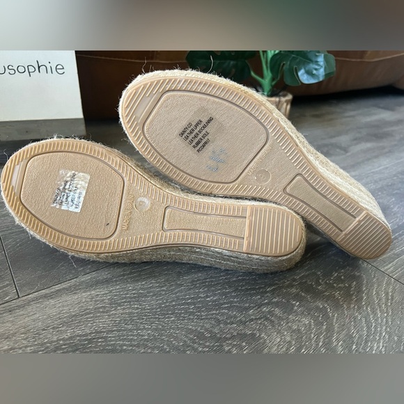 Andre Assous Dainty Peep Toe Espadrille Wedge Sandals in Cuero Tan Size 9 NWOB! - Picture 8 of 9